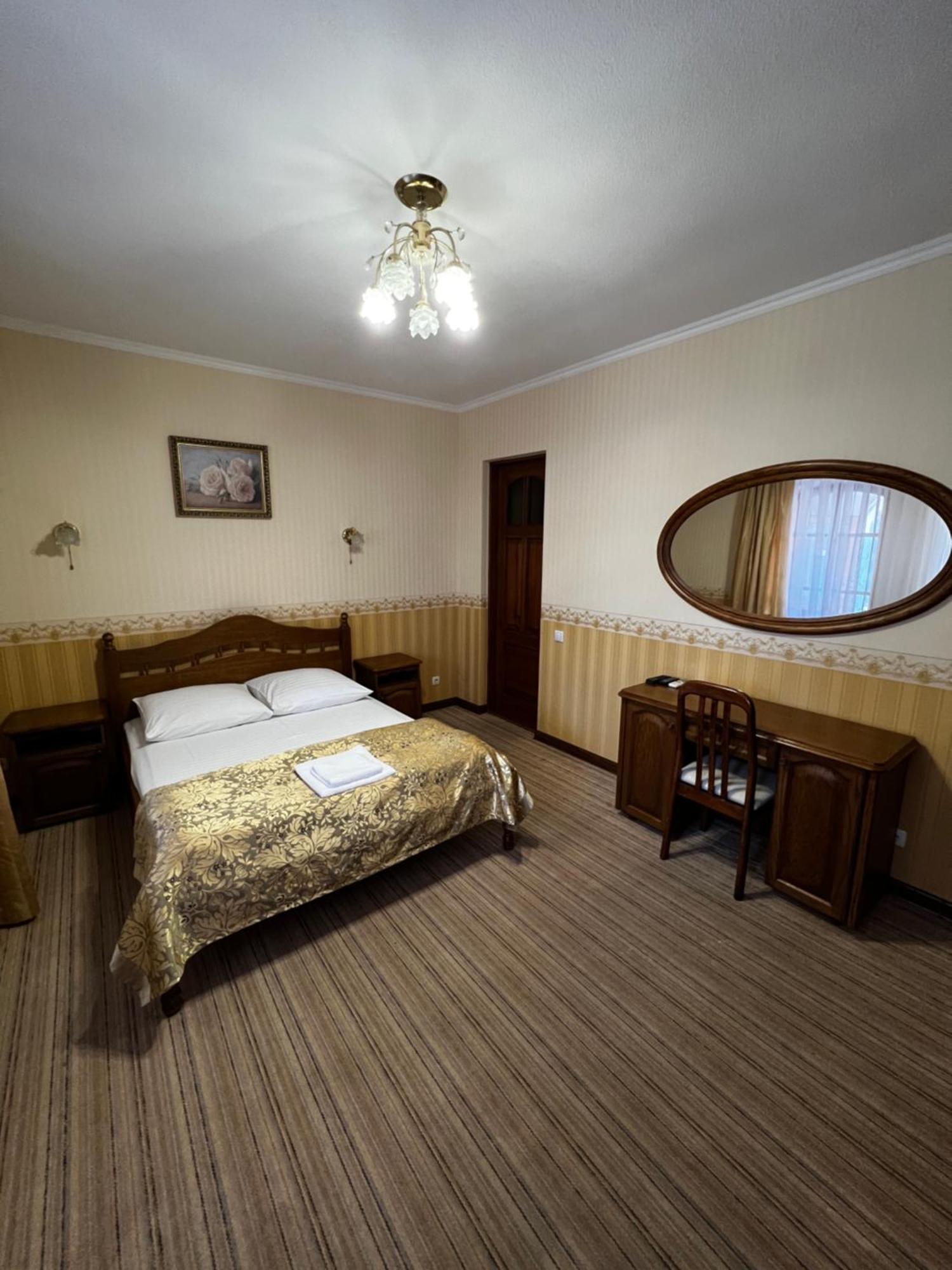 Hotel Zolotoy Fazan à Mykolaïv Extérieur photo